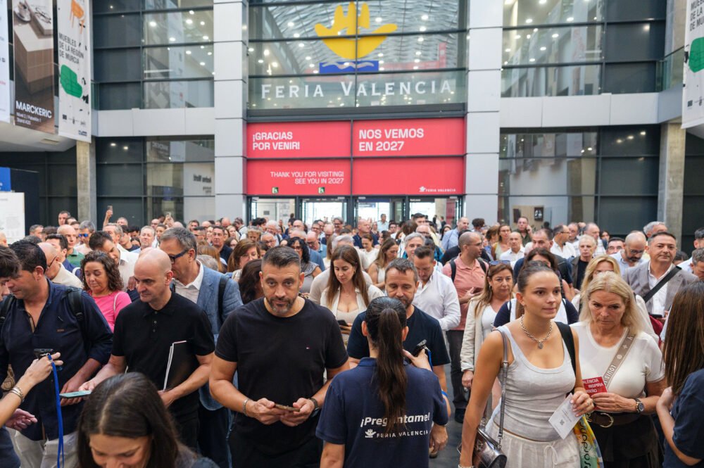 Salida de visitantes de Feria Hábitat València 2026, con el cartel de agradecimiento «¡Gracias por venir! Nos vemos en 2027»